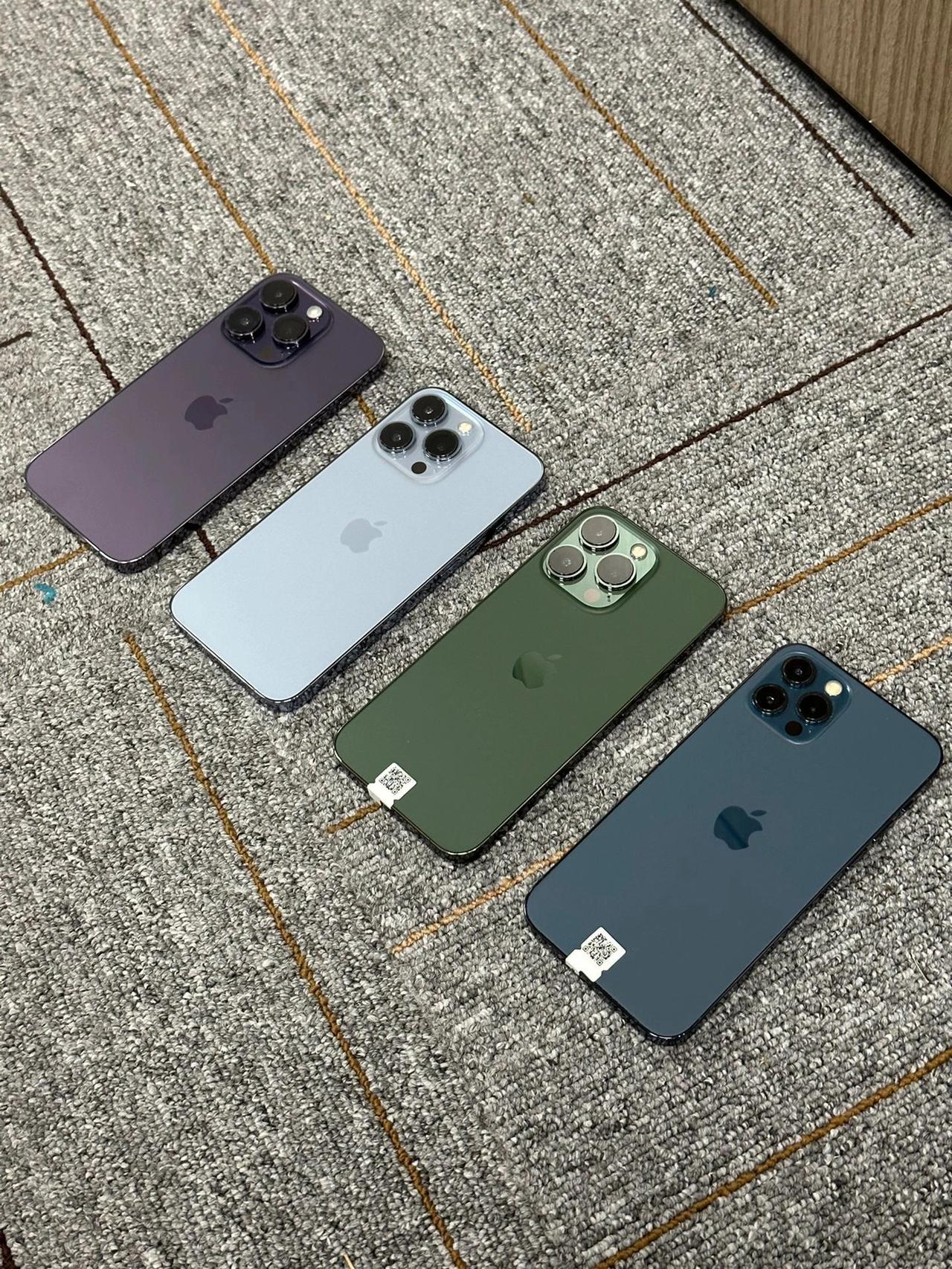 苹果的配色就是好看，从来不搞花里胡哨，像是iPhone 14 Pro的暗夜紫很深