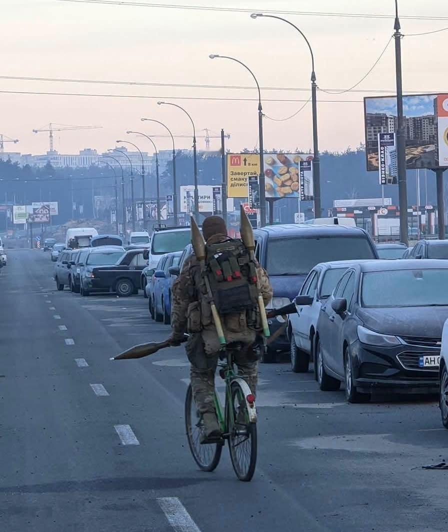 孤独的逆行者——乌军士兵骑自行车拦截俄军。

这是俄乌冲突里，传播很广的一张照片