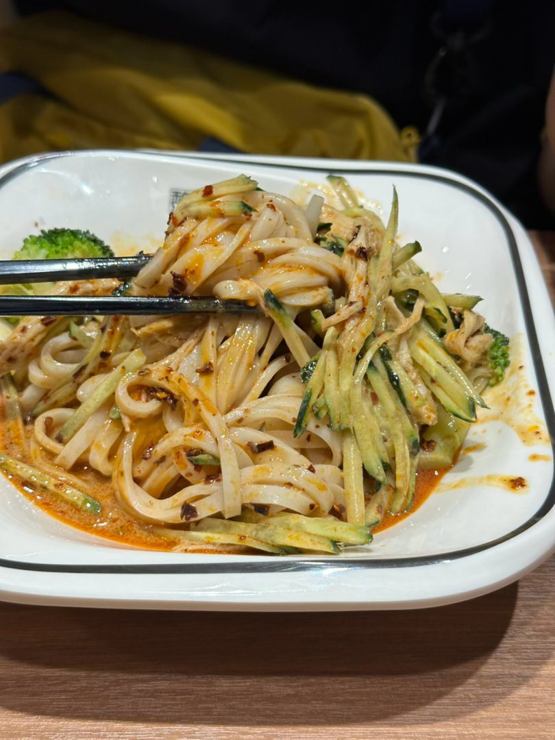 吃中午饭了，看了一上午房子，我又看上一个复式上次卖轻了，但是这个有点不一样，等下
