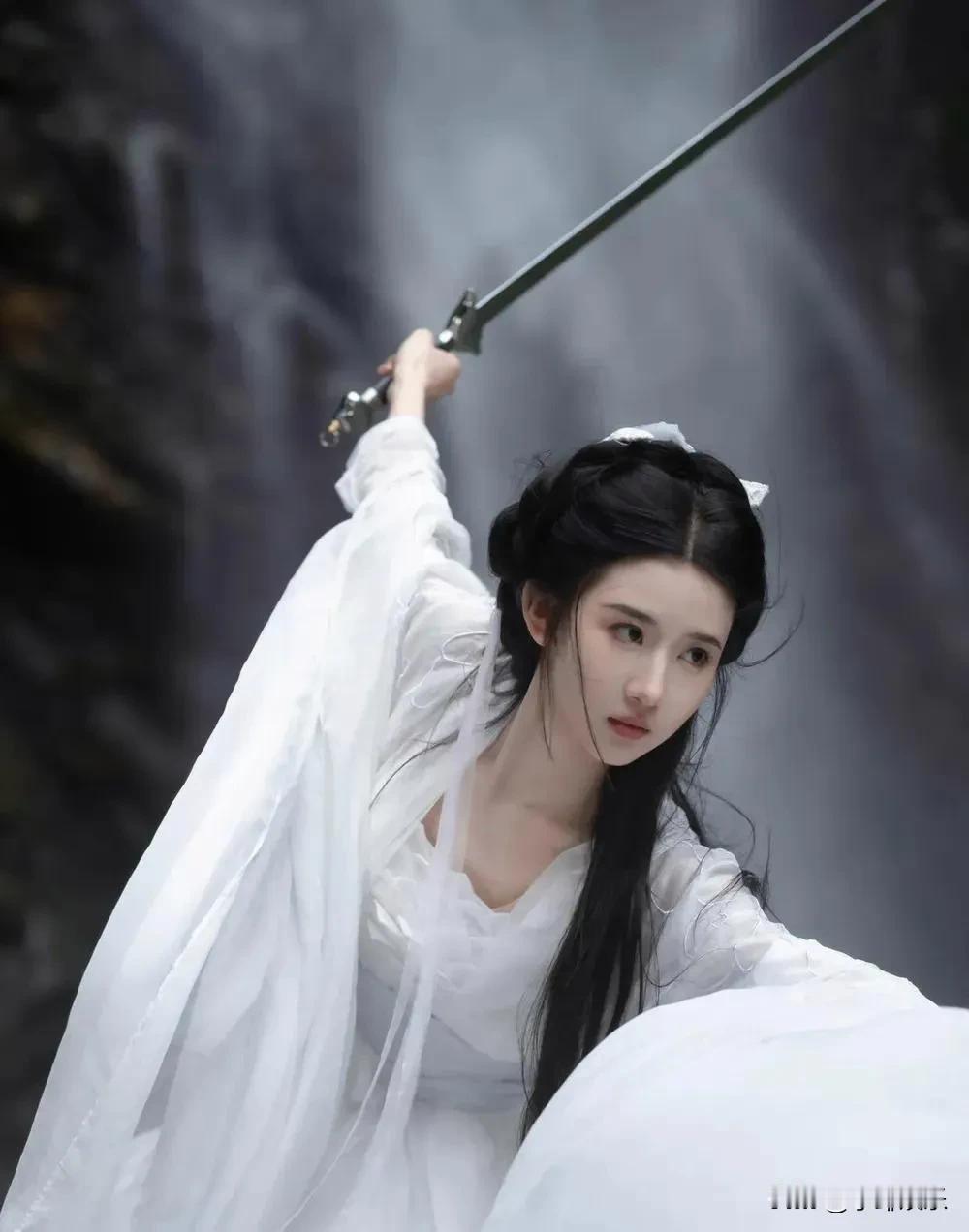 妈呀！一位颜值很像刘亦菲的小姐姐出现了！她不会是刘亦菲的同父异母的妹妹吧？若不是