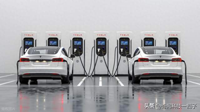 吹爆又翻车？一文读懂特斯拉FSDS到底是什么、在国内卡在哪