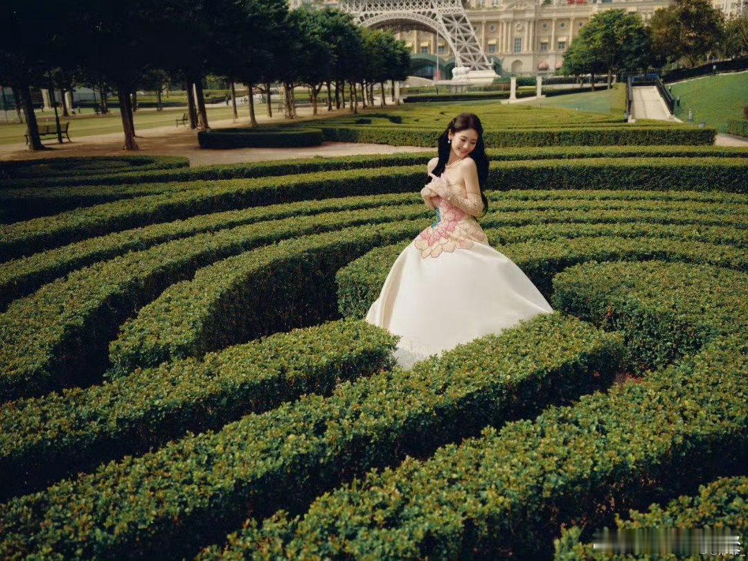 邢菲今天的礼服小tips邢菲穿了一朵荷花在身上尖叫之夜出图邢菲这身荷花礼服也太绝