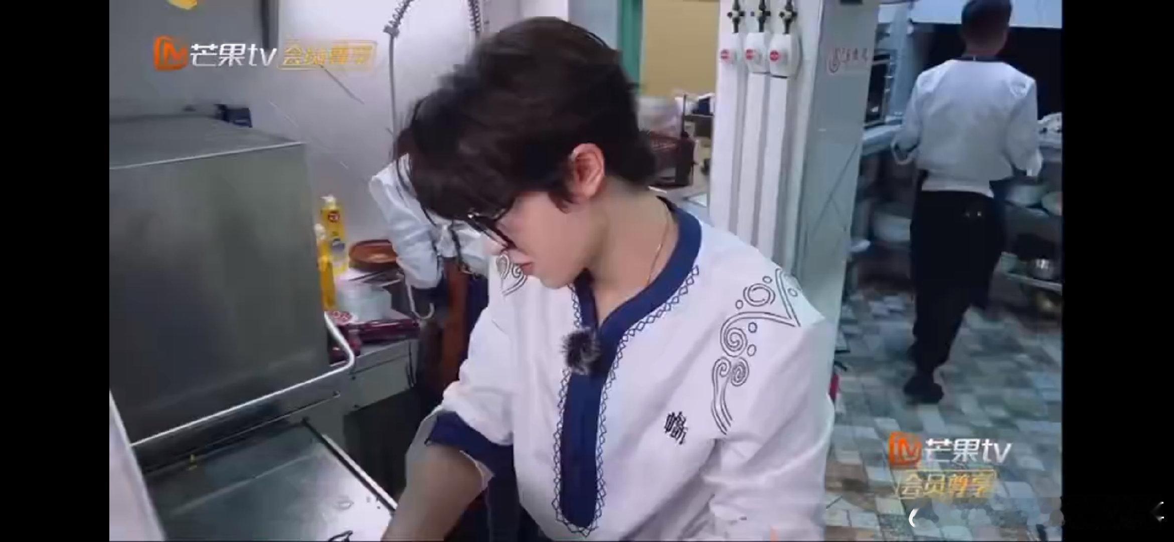 丁禹兮尹浩宇这该死的胜负欲 丁禹兮尹浩宇洗个碗都卷起来了中餐厅 谁懂啊！丁禹兮喊