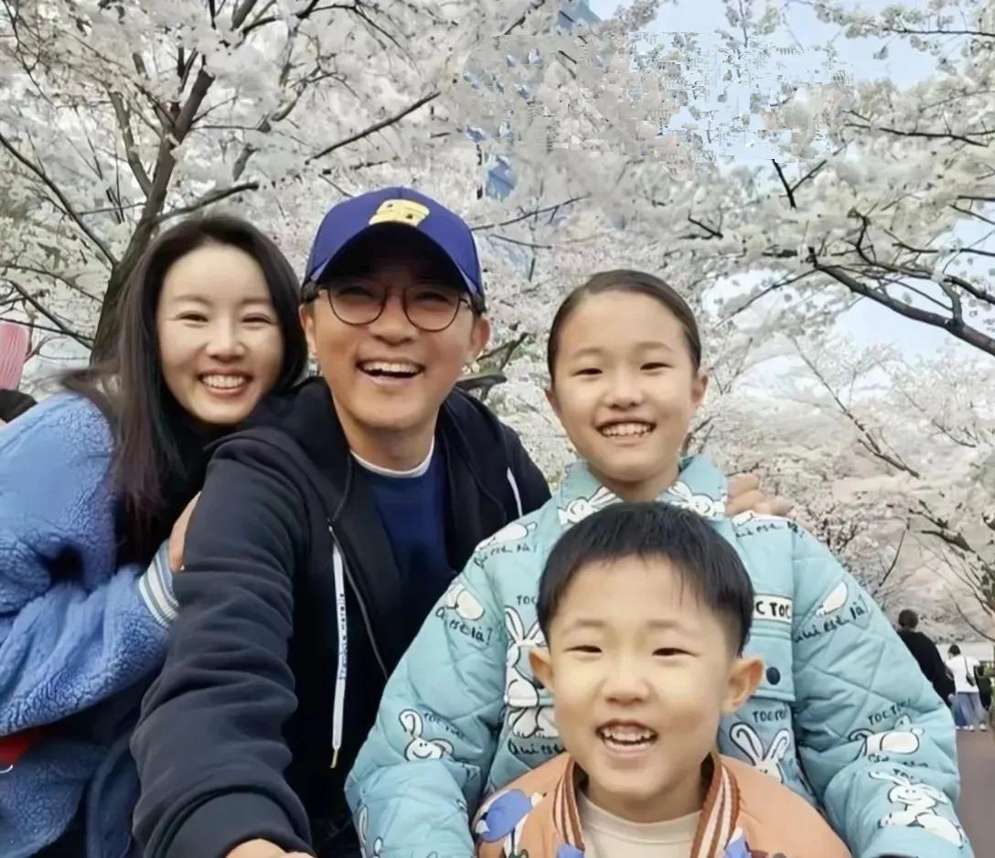 55岁安在旭罕晒全家福！小9岁娇妻美丽动人，一双儿女好可爱
55岁韩流鼻祖安在旭