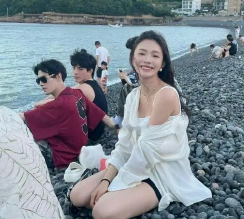 林允去海边玩居然没有路人认出来，那两个男生也不去要个签名 ​​​