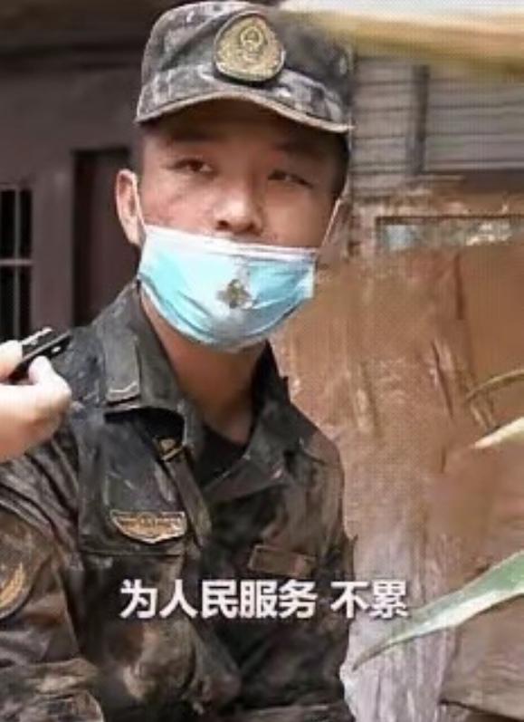 7月11日报道，广西，一个刚入伍不到4个月的05后新兵李晓康，在清淤搬动冰柜时，