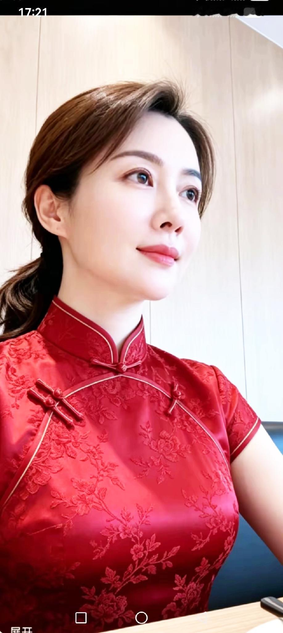 优雅红装，尽显东方韵味