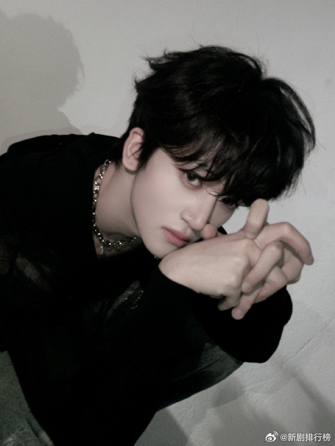 邓佳鑫现身张远演唱会太惊喜了，邓佳鑫现身张远北京演唱会，镜头给到他时亲切致意，不