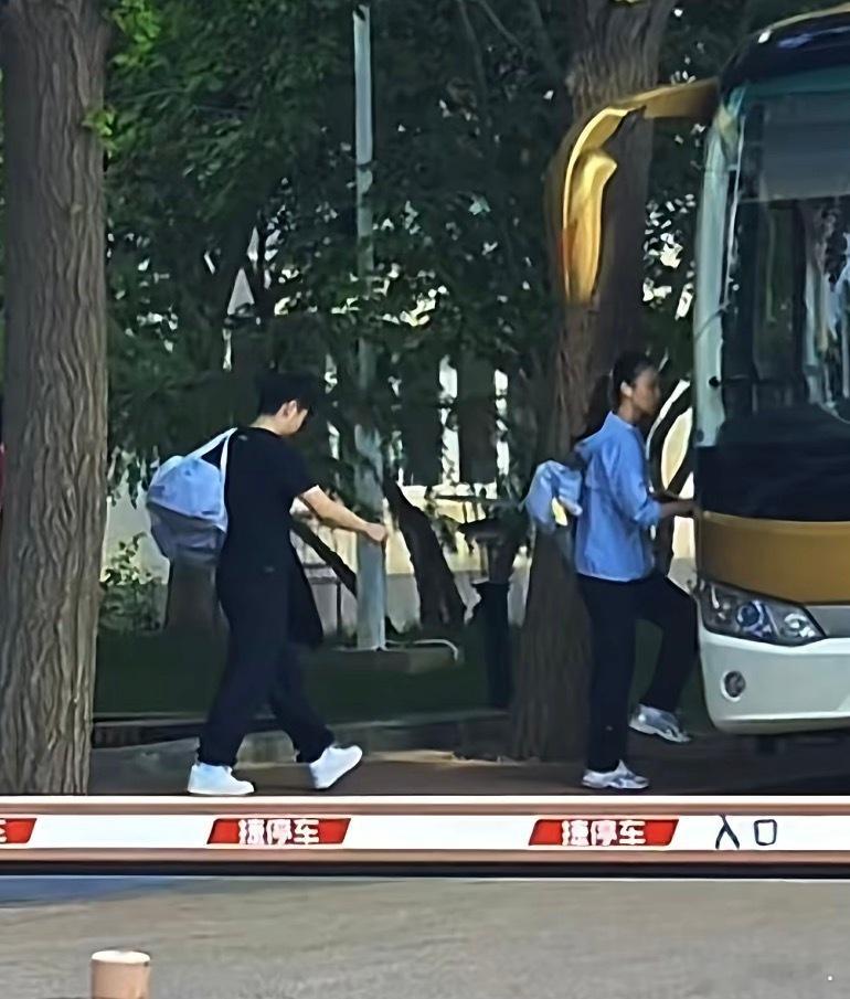 国乒男女队拍摄出征合影从23号凌晨回到到北京，每天都认真努力训练的小莎加油！祝中