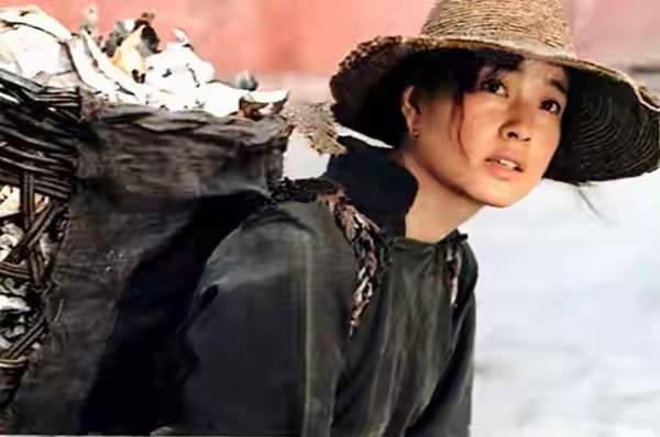 刘晓庆和姜文拍《春桃》的时侯，正年轻。1988年上映的这部片里，刘晓庆演的春桃从