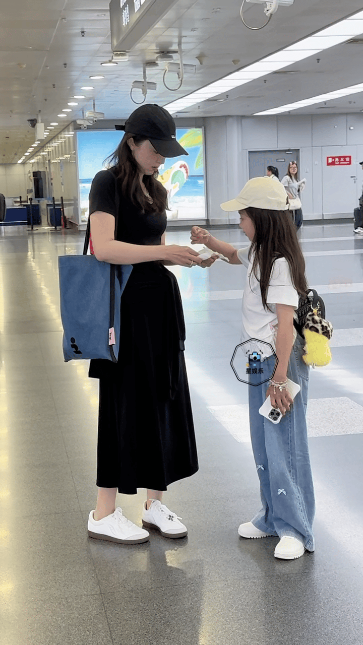 我发现越贤惠的女人越容易不被珍惜
董璇把女儿养的丁点不受前夫影响
刚开始还以为董