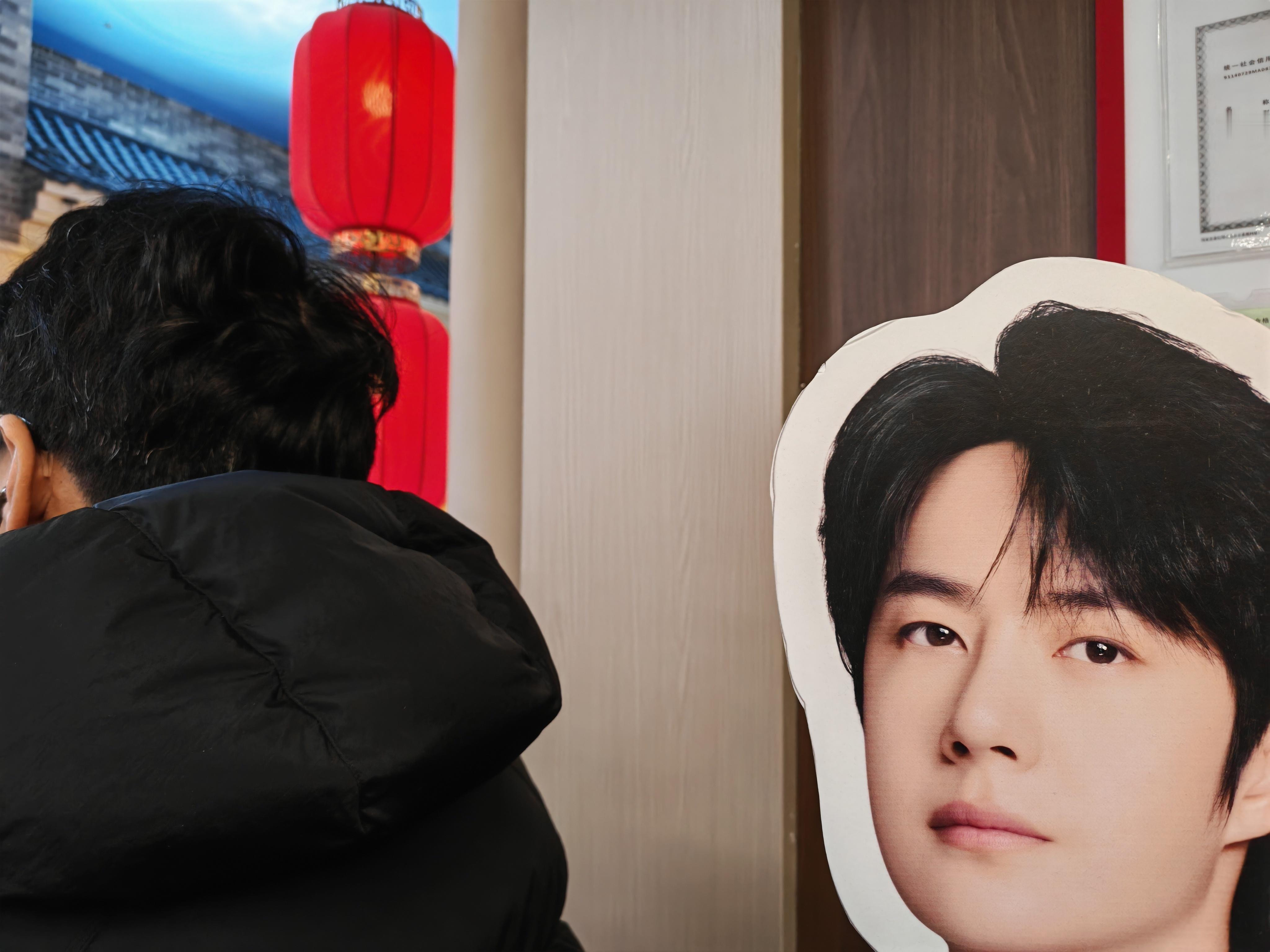 博君一肖 偶遇一个帅哥，我好心帮他测量了一下身高确实比185的人矮一点点王一宝：