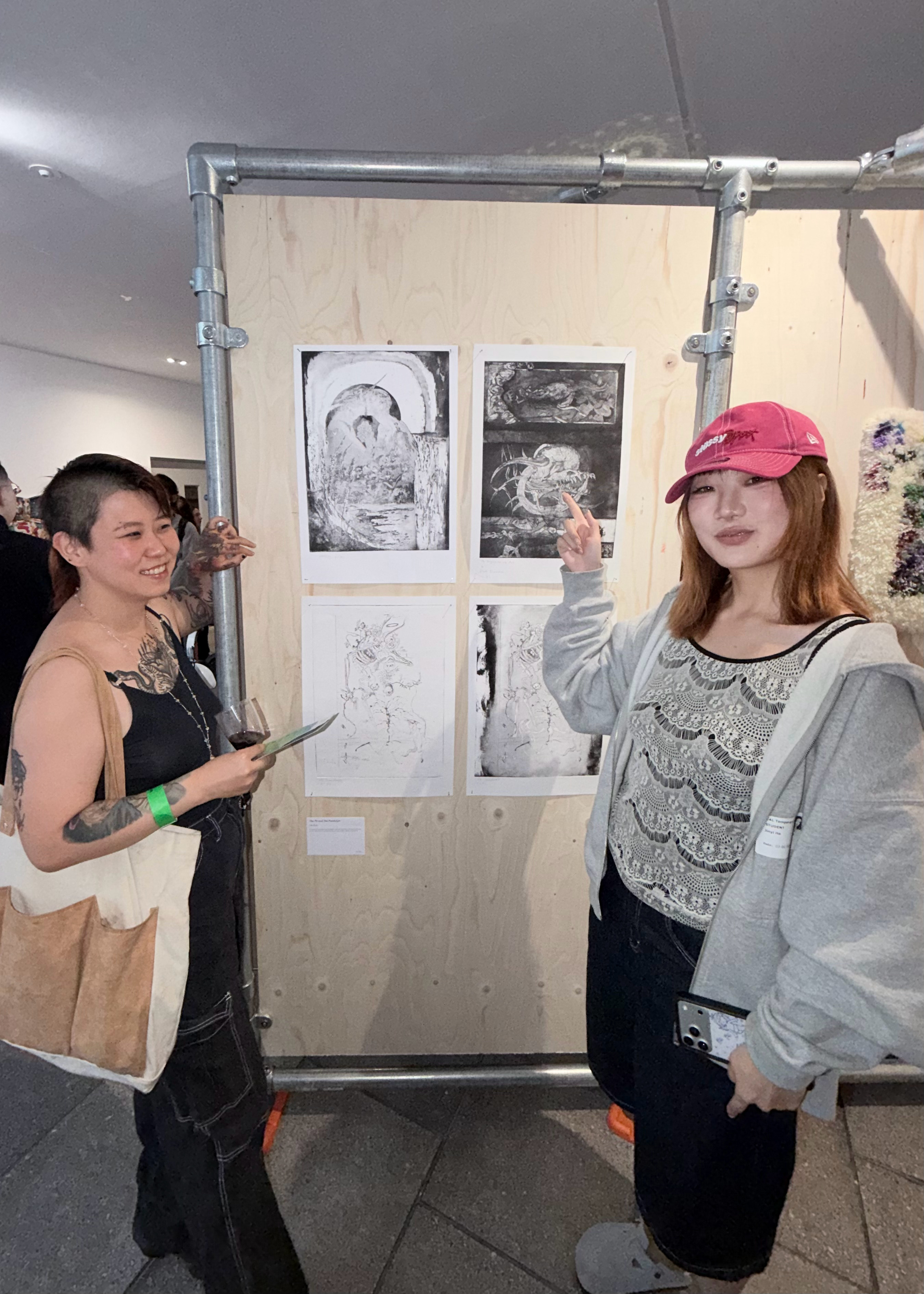 还和美萌朋友们拍了点 博主看起来真的醉得要死 妹子别在毕展上喝了