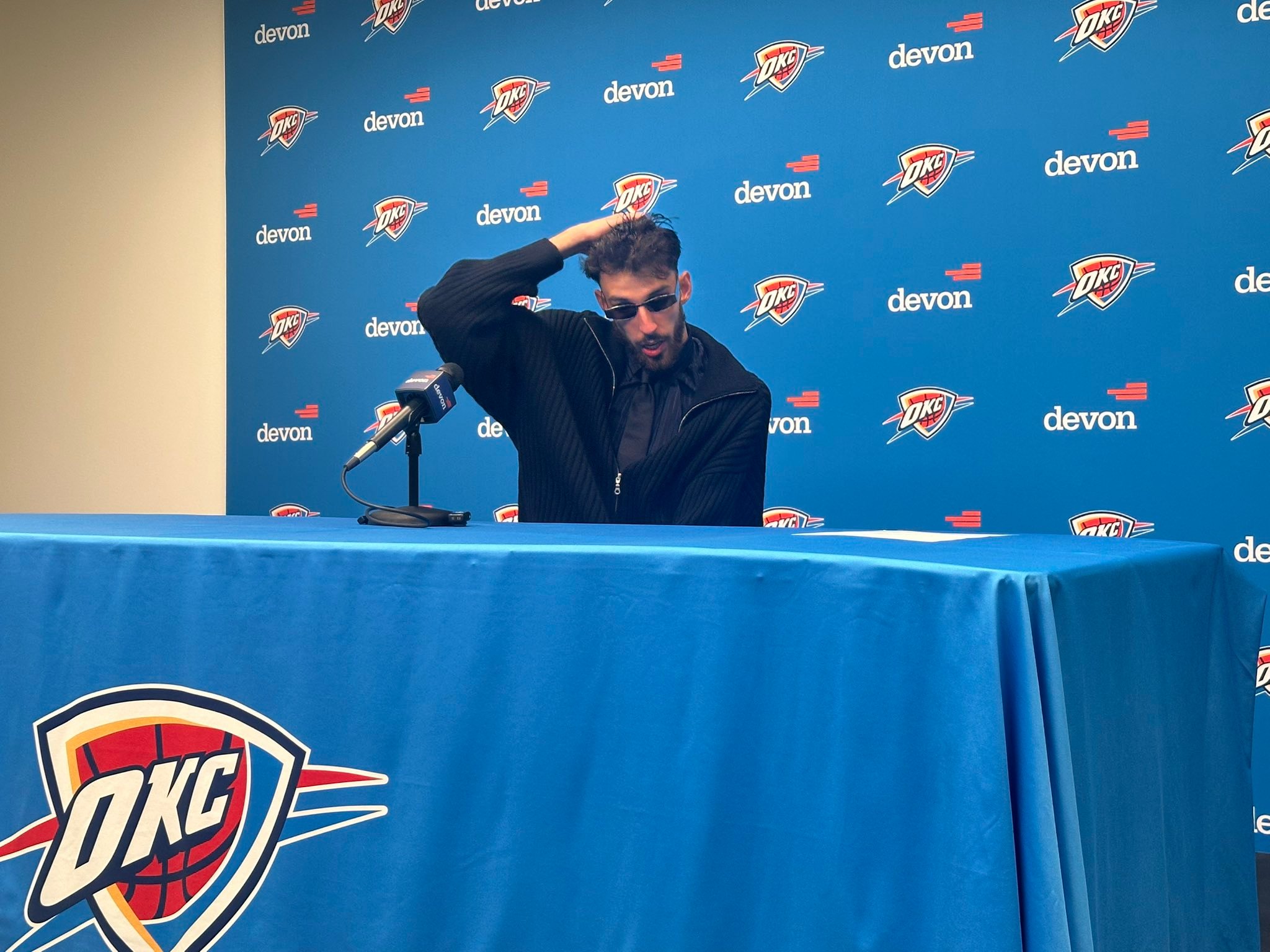 切特今天赛后谈及麦凯恩：“不能因为他涂美甲就低估他💅。”🤣🤣雷霆战胜掘金掘