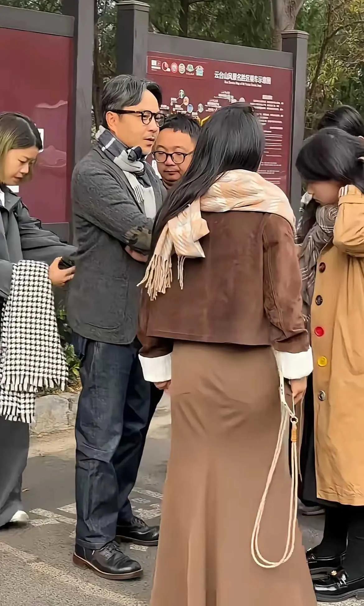 汪涵越来越像老学究了，他好像生活在民国时期，从北大清华走出来的教授似的，在人群里