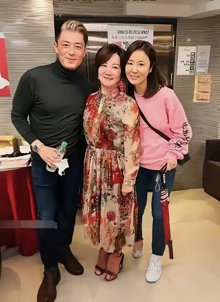 霍建华合影被嘲“老态尽显”，白发松弛，跟曾经的“天涯四美”判若两人，就离谱。