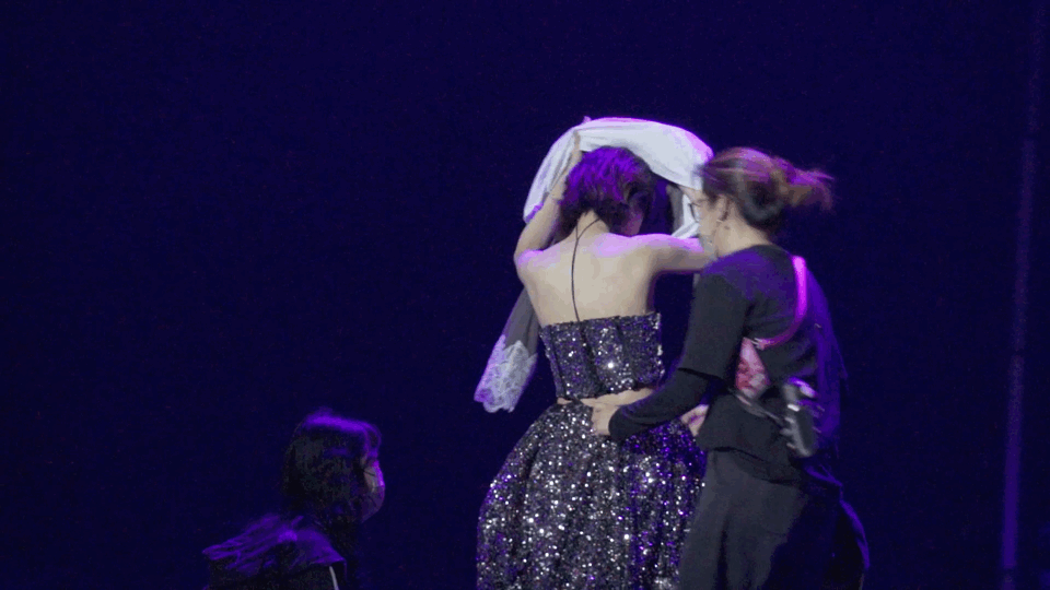 郁可唯真不把我们当外人 被郁可唯笑到打鸣！当众换装还自带喜剧效果，闪亮礼服秒变居