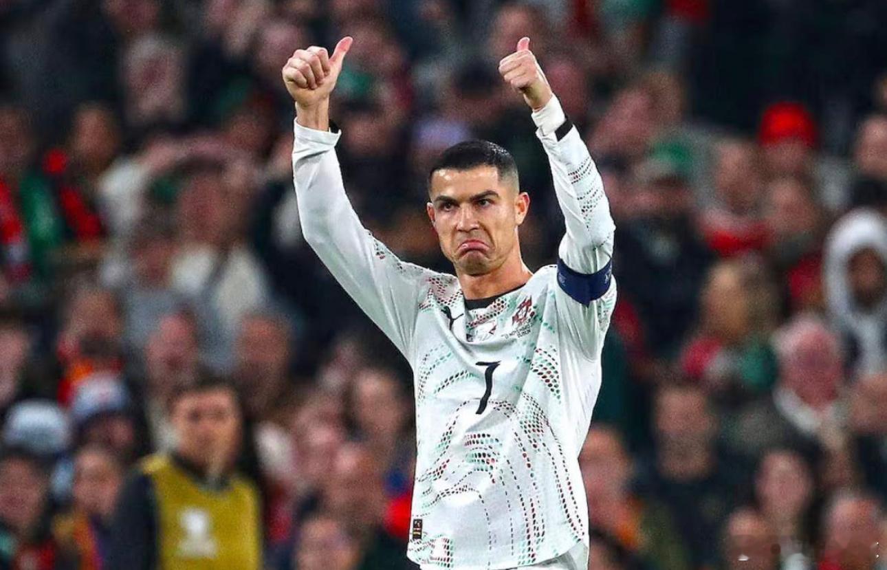 11月14日讯 北京时间今天凌晨，在对阵爱尔兰的世预赛中，葡萄牙球星C罗因肘击对