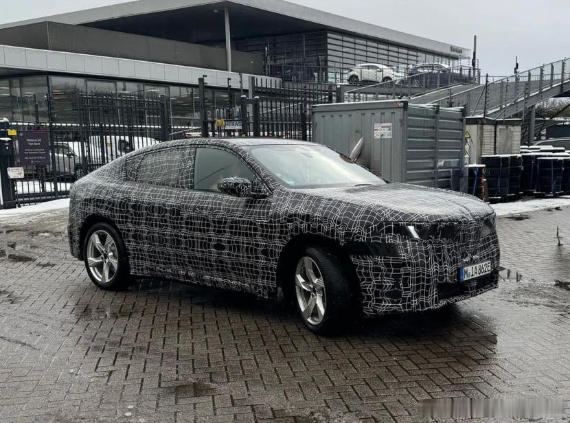 首款纯电轿跑SUV，宝马iX4大家觉得怎么样？日前，一组宝马iX4的路试谍照在网