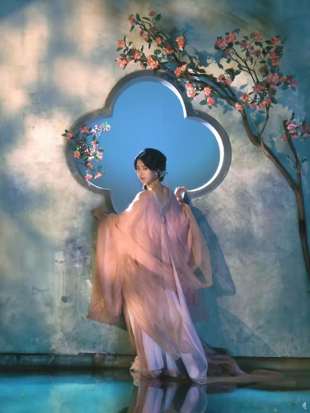 卢昱晓入青云粉衣大片 ​​​舞女明意的美和媚在卢昱晓身上简直是浑然天成～这套粉衣