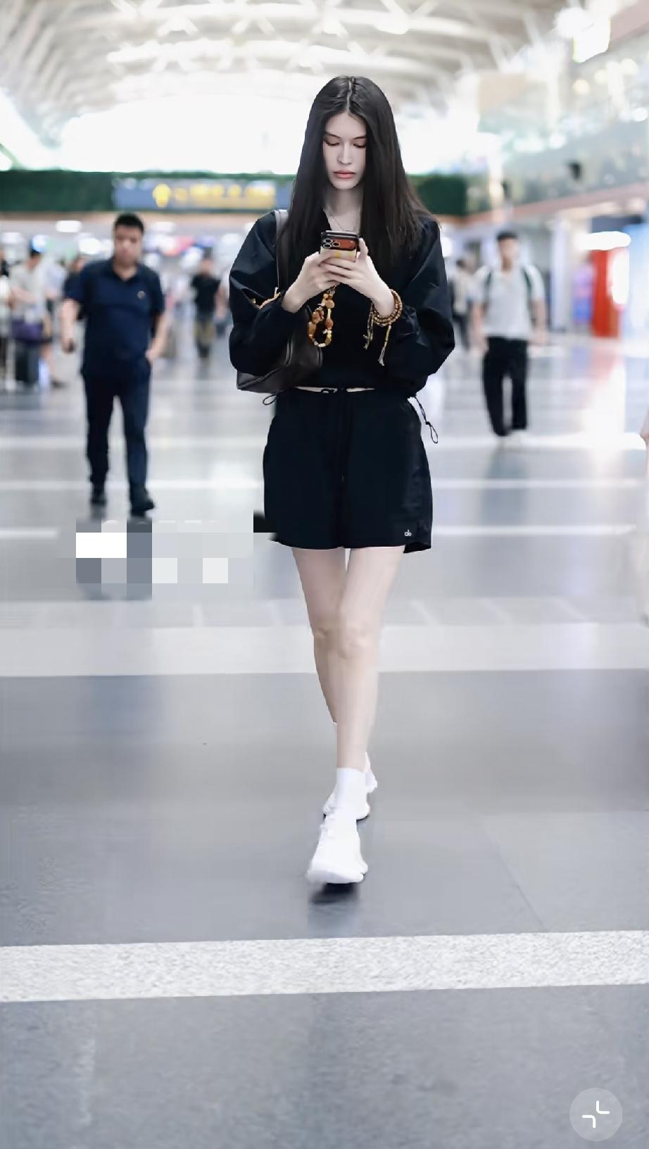 8月17日，何穗现身机场，大腿修长皮肤好白，但怼脸拍双眼空洞法令纹深，没有未婚前