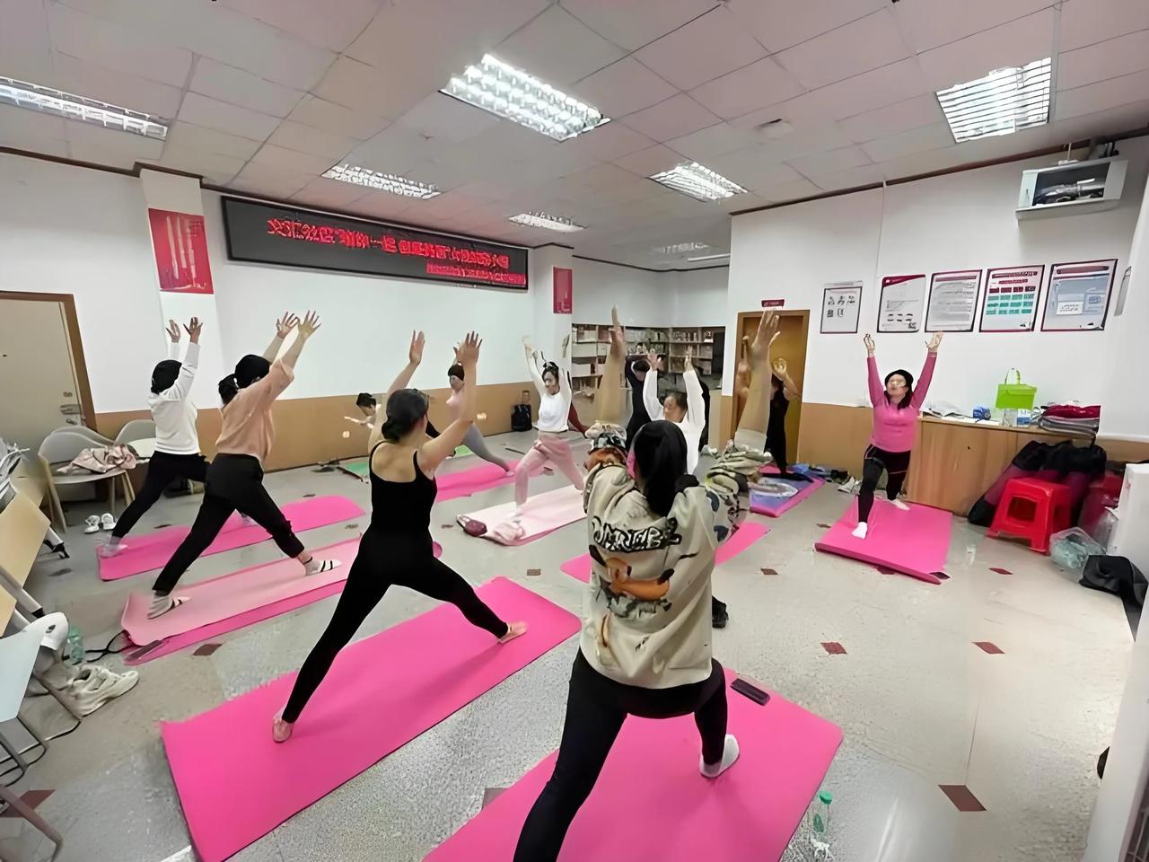 搞全女经济的这些人魔怔了吧？既然有小仙女，建议搞一个全女性小区，[流泪][流泪]