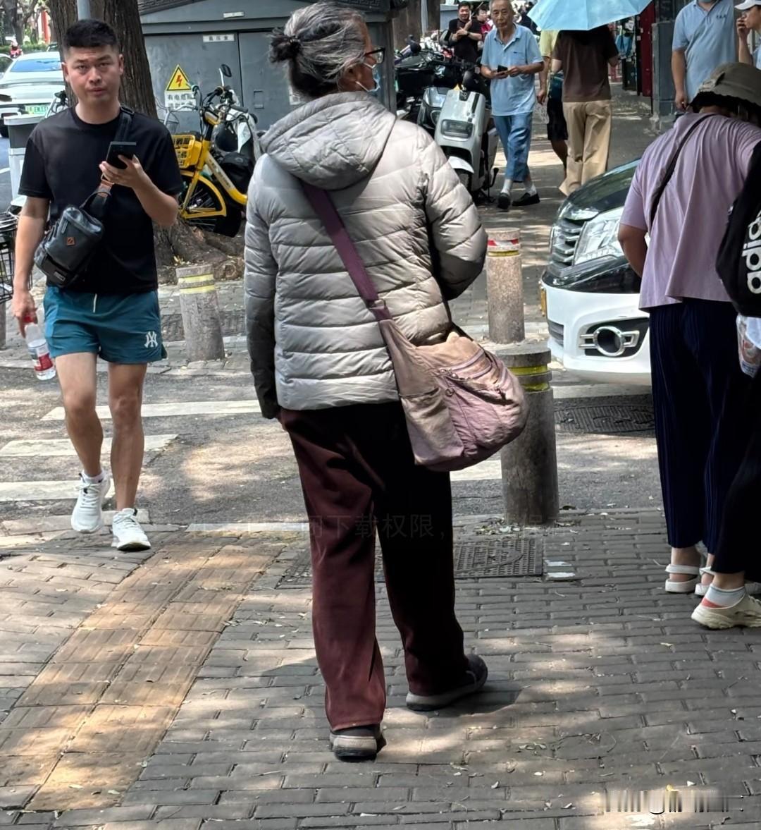 今天的北京35℃
我外出2个小时，内衣都湿透
这位阿姨却穿着羽绒服。
人感知气温