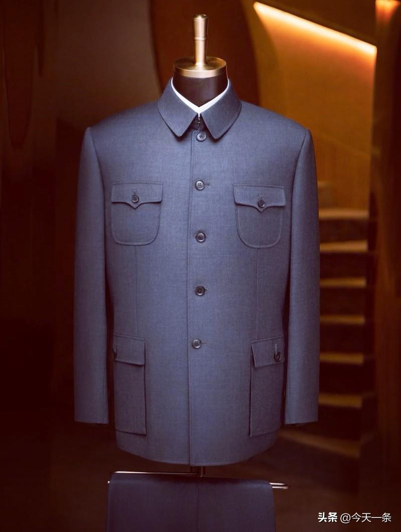 穿西服再帅气，也是洋人的服饰。应该重新规定把“中山装”作为我们男士的汉服。
中山