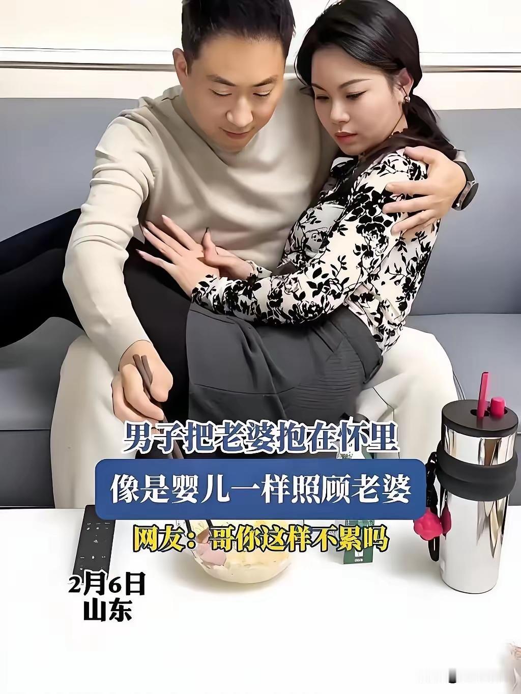 美女你这是找到了护花使者了，吃个饭都能躺在男友怀里，这就是真爱吧。