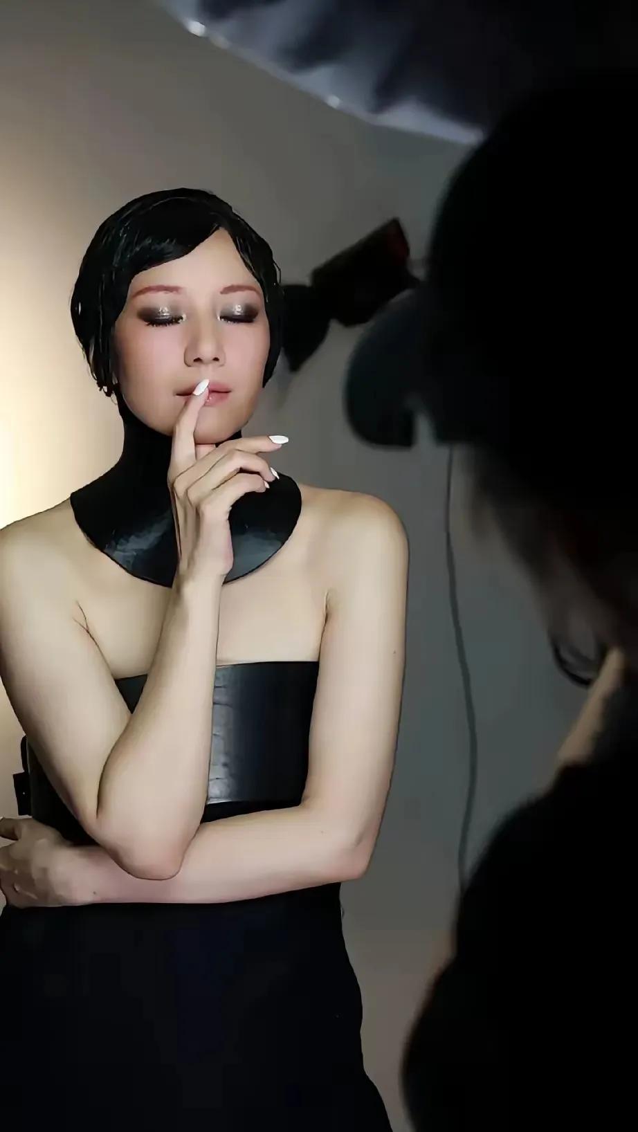 虽然我们不懂造型和时尚
但是好看和不好看我们还是分的清楚
有谁看出这是高圆圆了吗