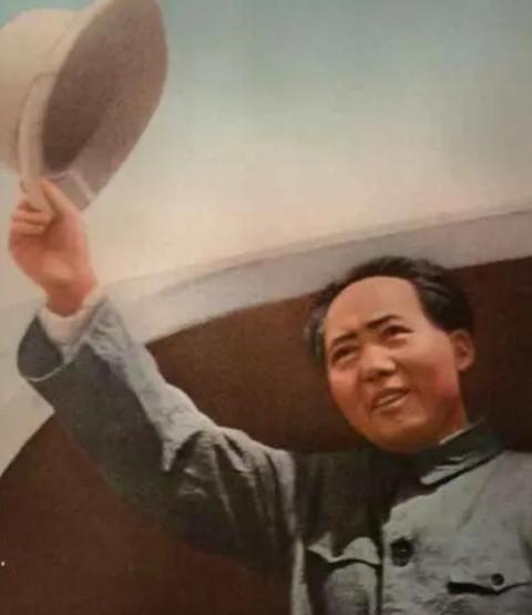 建国后，中央不成文规定：为了保证毛主席的安全，禁止他坐飞机。毛主席多次找空军，要