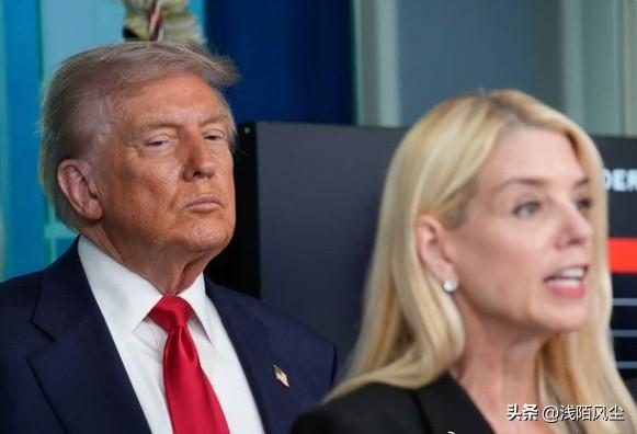 据纽约时报报道，特朗普曾讨论可能解雇司法部长帕姆·邦迪，主要原因是对她领导力和处