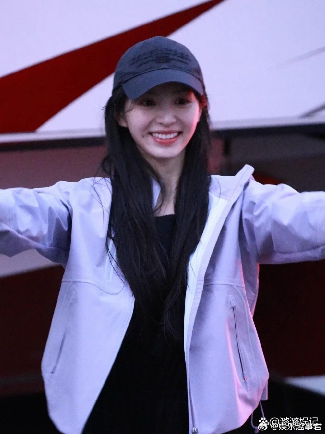 田曦薇素颜饭撒田曦薇素颜给粉丝饭撒，是老天爷赏饭吃的干净与灵气，不施粉黛也足够动