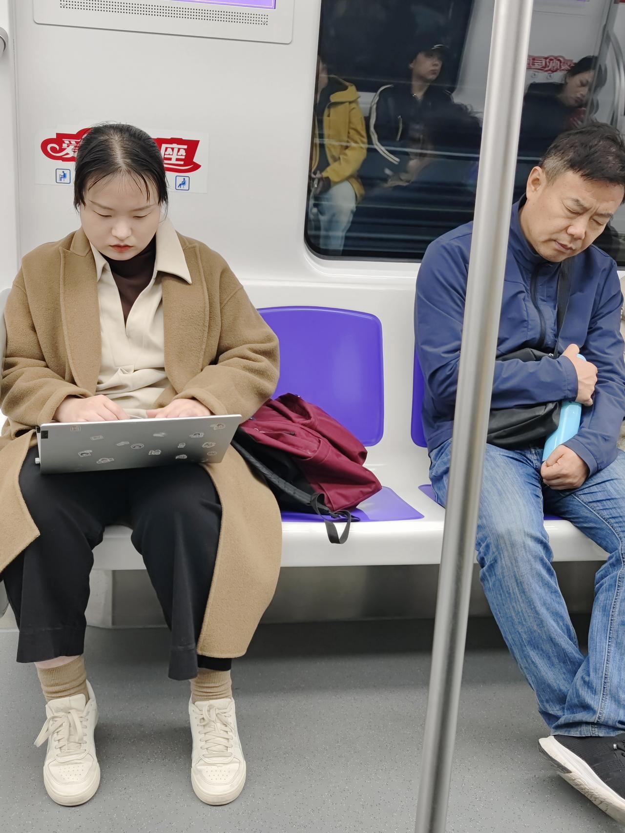 货比货得扔，人比人得晕！这个世界就这样的，你接受，不接受，他们都存在，唯一的办法