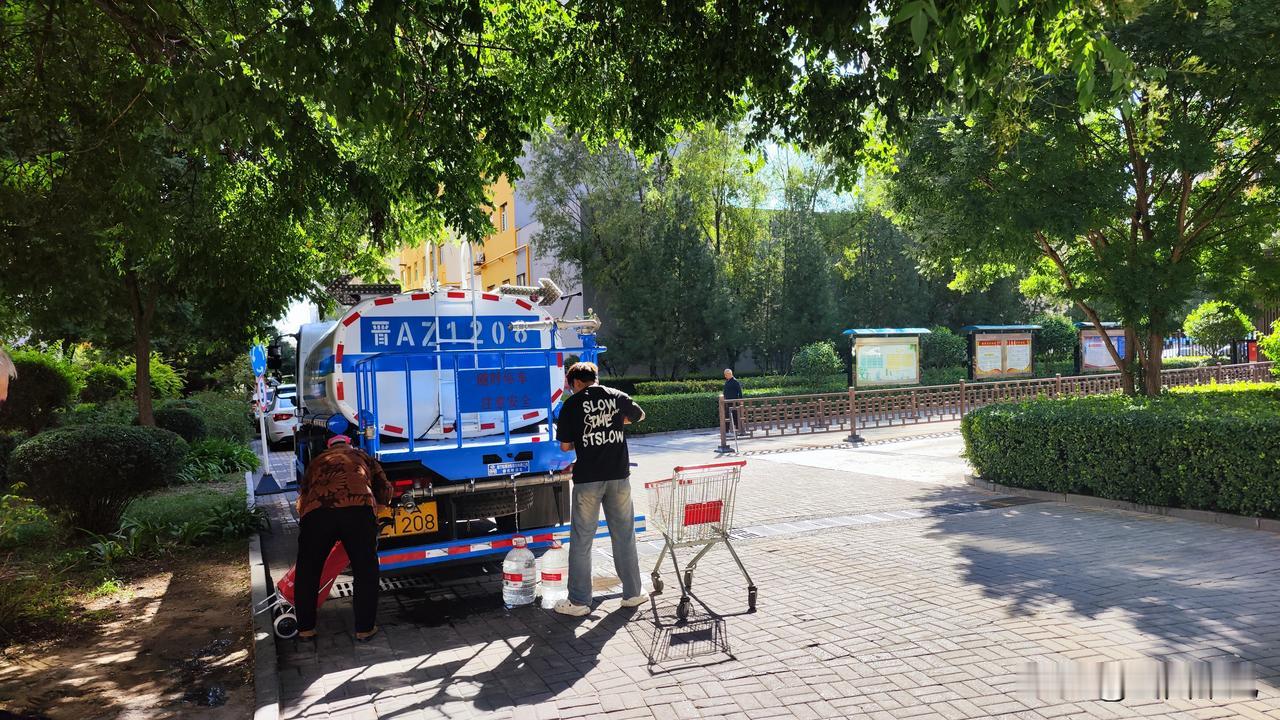 停水遇供水车，暖心！今早小区突然停水，正犯愁，往窗外一瞅，门口应急供水车来了，已