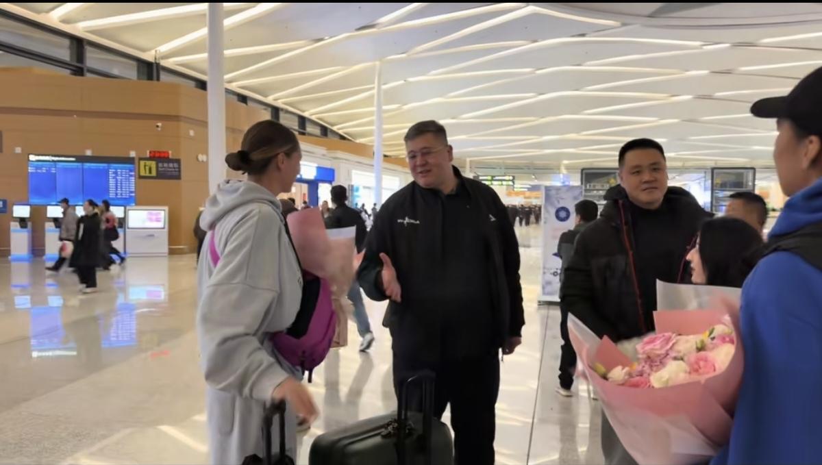 新疆女篮年前签约的，两个澳大利亚的国手外援，昨天晚上深夜才抵达乌鲁木齐。新疆女篮