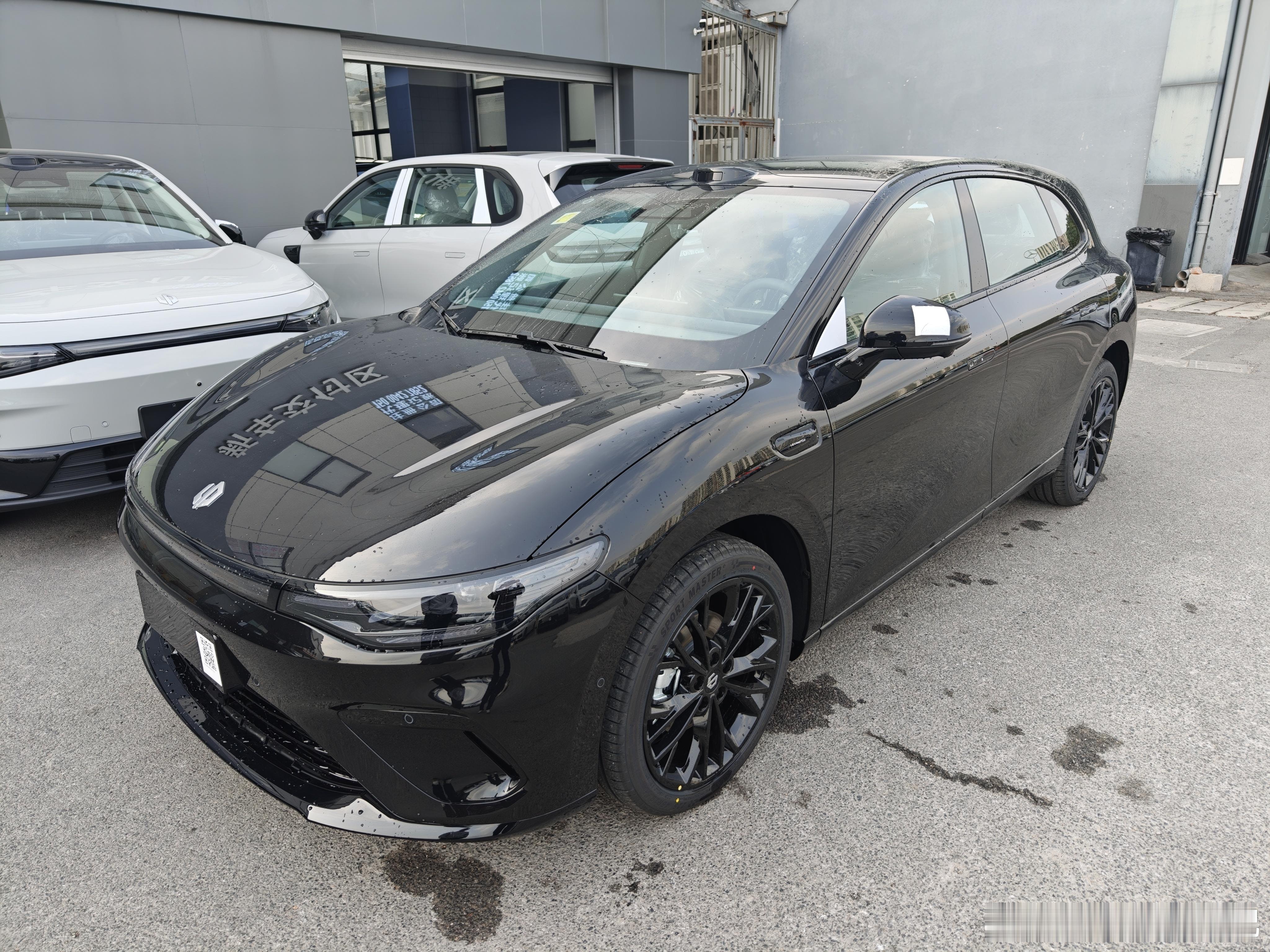 定了，如无意外，本周四提车！上海首提是赶不上了，因为有上海一大哥直接给他的 La