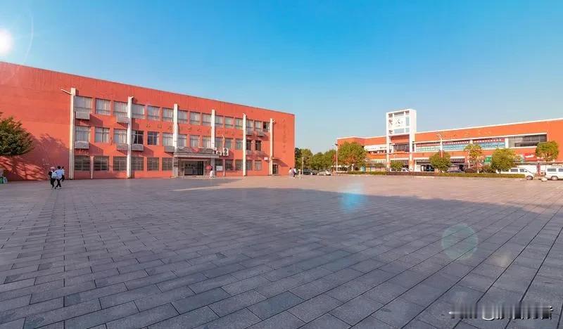 高考志愿填报时，究竟专业优先还是学校优先？我认为，若学校差距在2个层级以内（如2