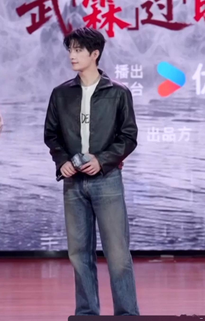 杨洋剧宣送黄金剧宣送黄金真的大手笔，杨洋把宠粉刻进细节里，《雨霖铃》口碑不俗，演