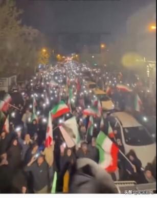 伊朗民众走上街头庆祝胜利。
      4月8日，美伊宣布停火并启动谈判后，伊朗