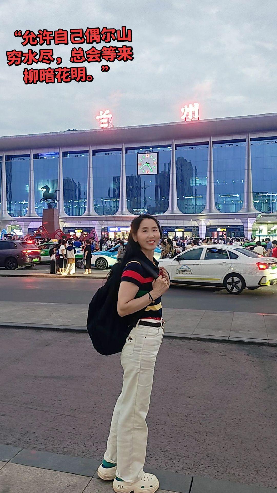 世界上根本没有真正快乐的人，
所谓快乐，不过是咬着牙，装作想得开。

别再和往事