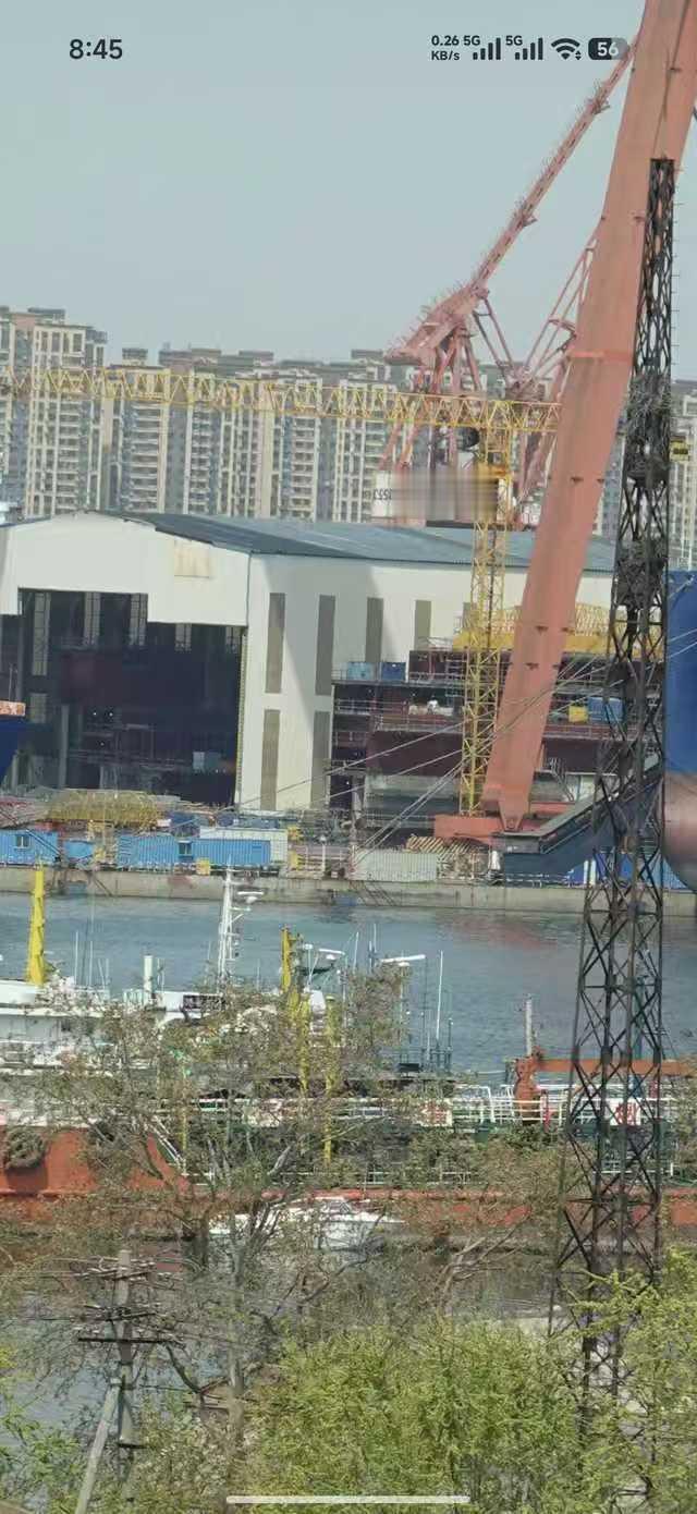 昨天的最新004侧视图 可清晰的看见机库分段 何时有高清卫星图可看？外国佬给点力