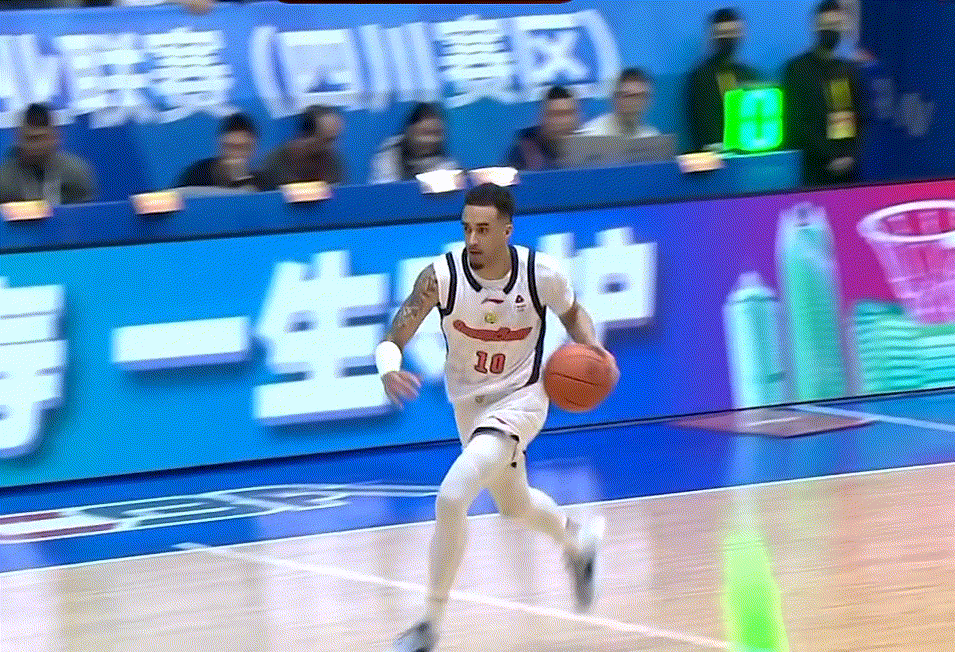 广东队一节半打花对手，奎因和麦考尔打这种低强度比赛还是轻松，队长胡明轩这场应该也