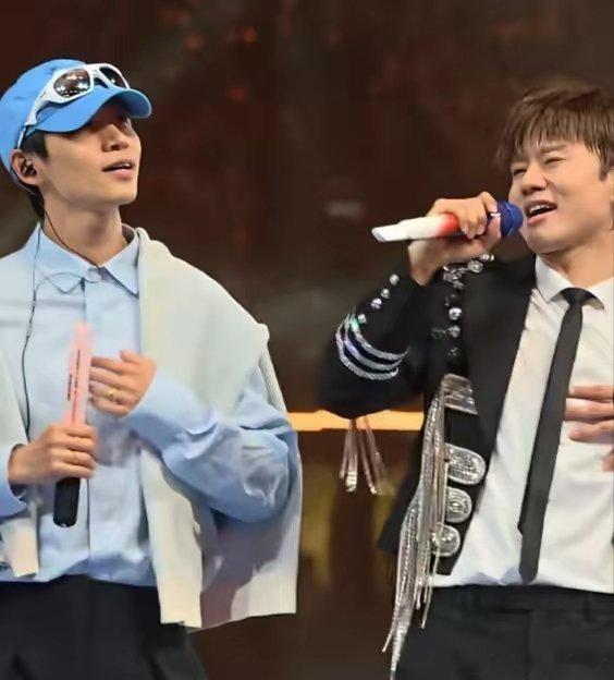 魏晨也太腼腆了吧！最近张杰全国开巡演，没想到昔日的好兄弟维持出现在了舞台上，他头