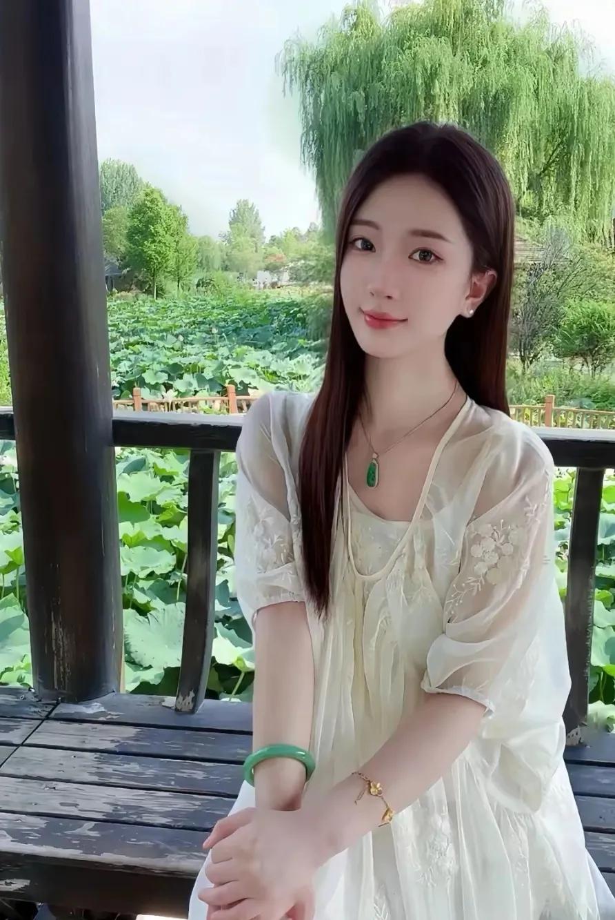 如果你还在人海中寻觅，那么，请让我成为你的另一半。我，一个温柔、体贴的女孩，对家