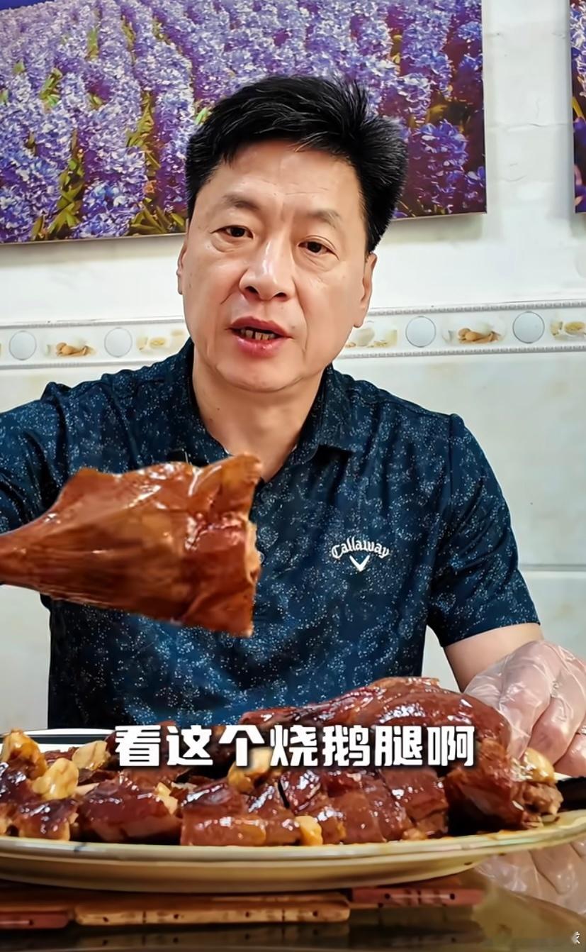 李春江指导闲暇之余也在拍探店视频，这烧鹅看得馋人呐，老李在东莞生活这么多年应该都