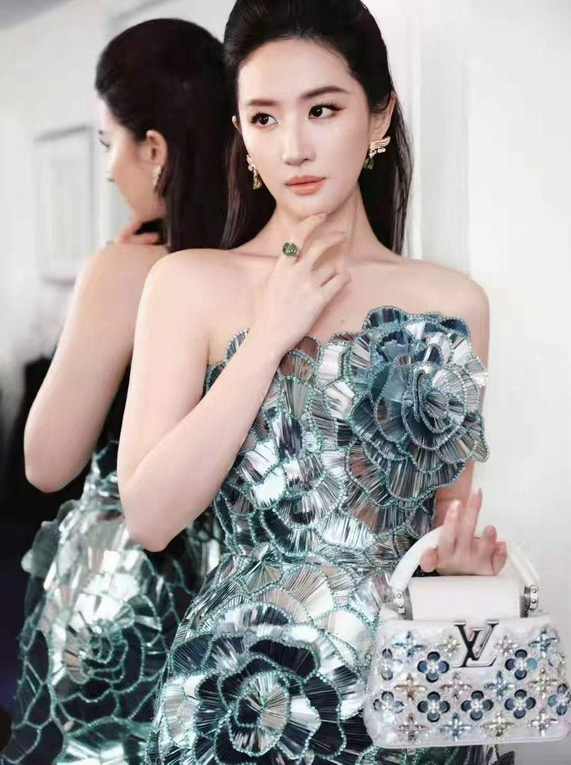 W电影之夜刘亦菲压轴 冰晶玫瑰造型霸榜热搜 网友喊话美到失语 