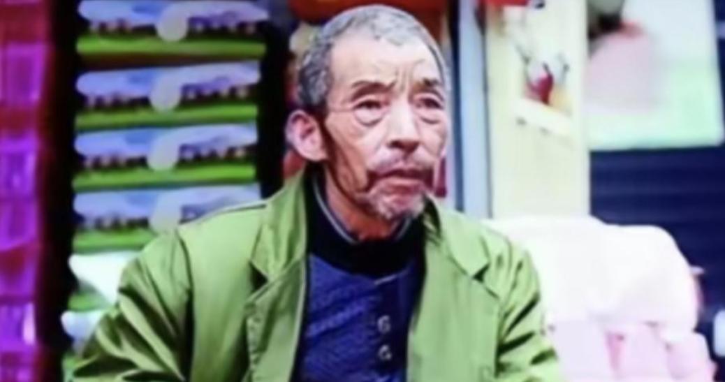 1992年，武汉街头的煎饼摊主捡到2个女婴，他终生未娶，二十年后，女儿们成了博士