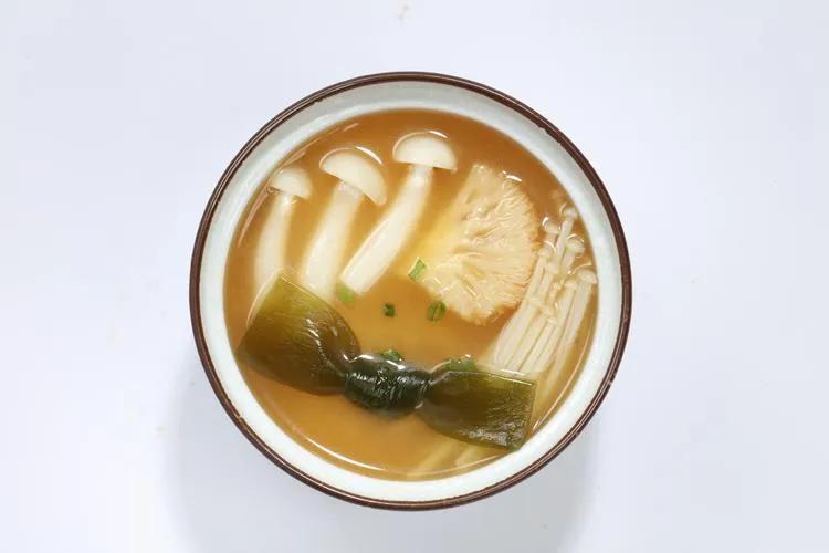 昆布小菜汁的制作方法：

配料：
- 高汤 10份
- 味淋 2份
- 浓口酱油