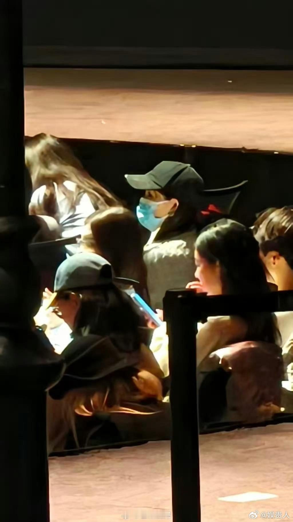 偶遇陈昊宇去看倪妮话剧陈昊宇去看倪妮话剧演出了 去看好朋友的演出啦 